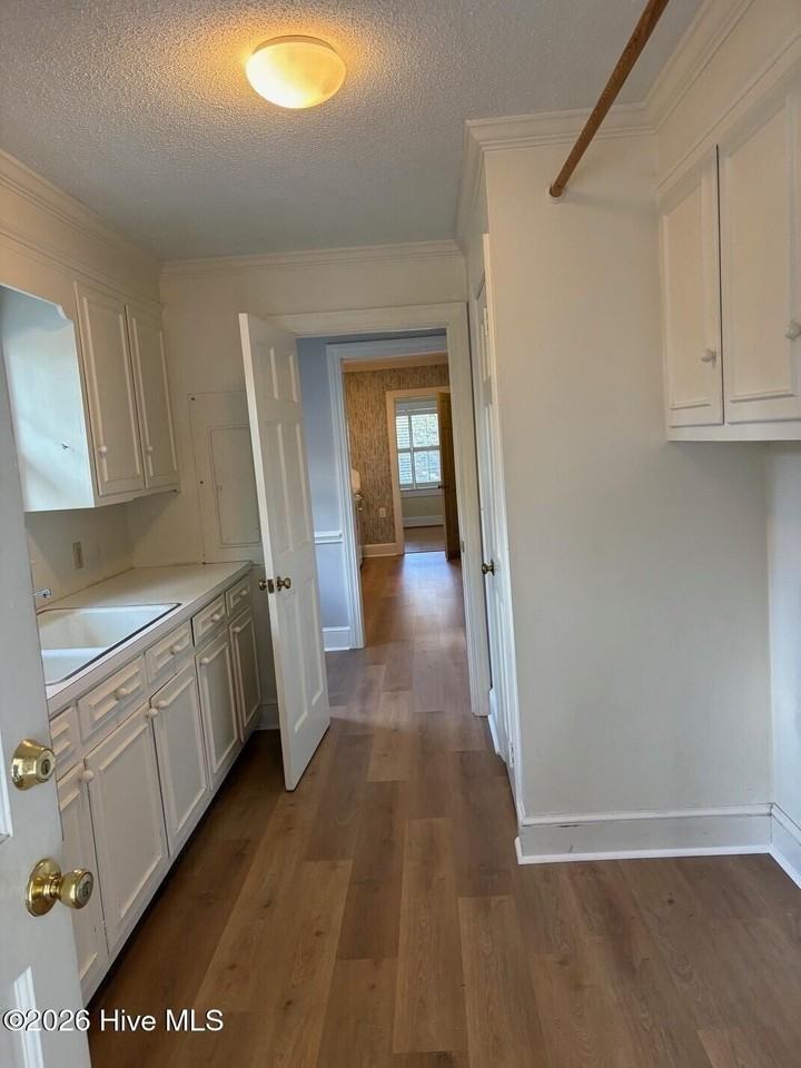 1715 S Elm St - Photo 4 of 27