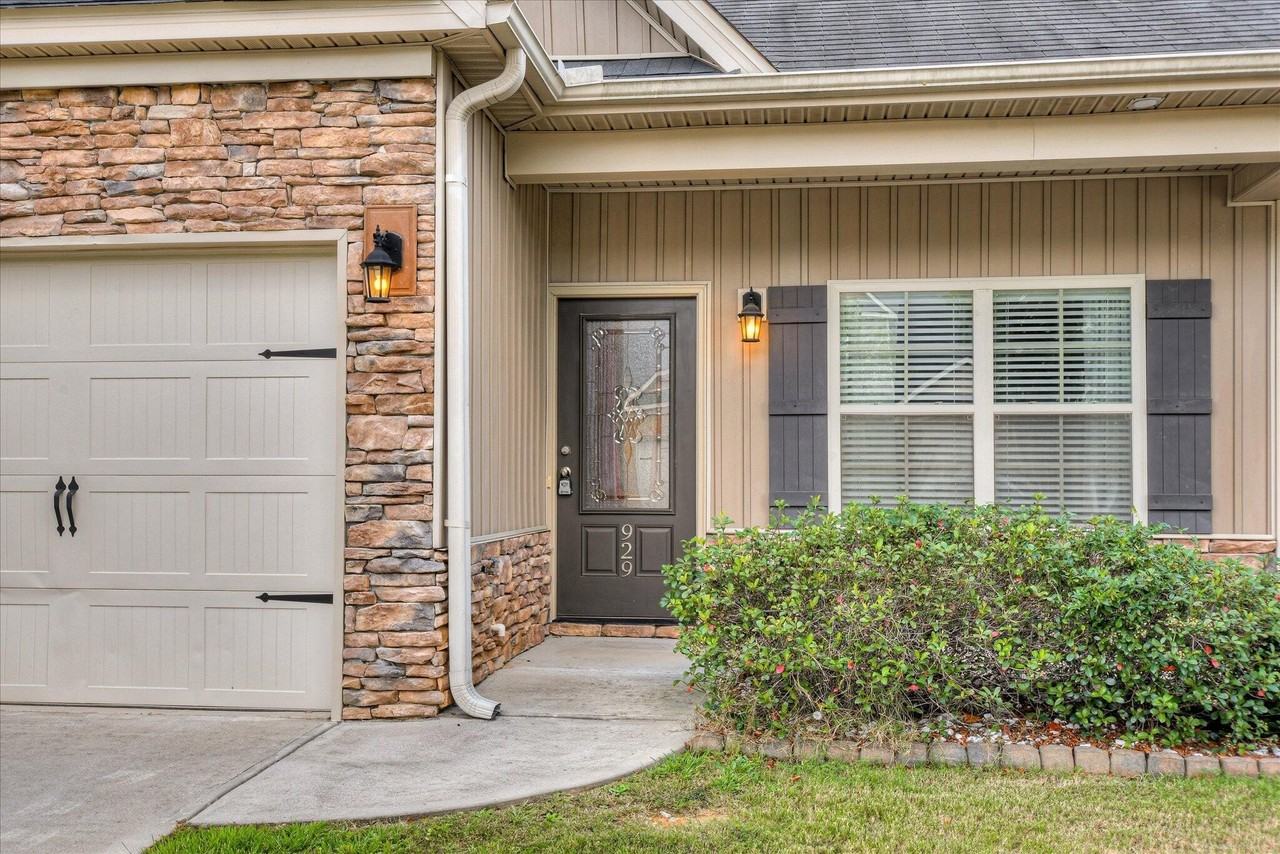 929 Erika Ln - Photo 3 of 33