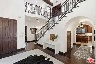 6620 Lindenhurst Ave - Photo 3 of 8