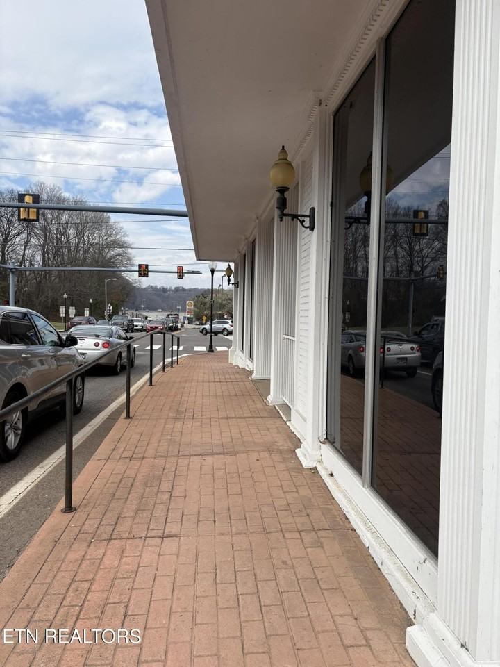 100 E Race St - Photo 2 of 19