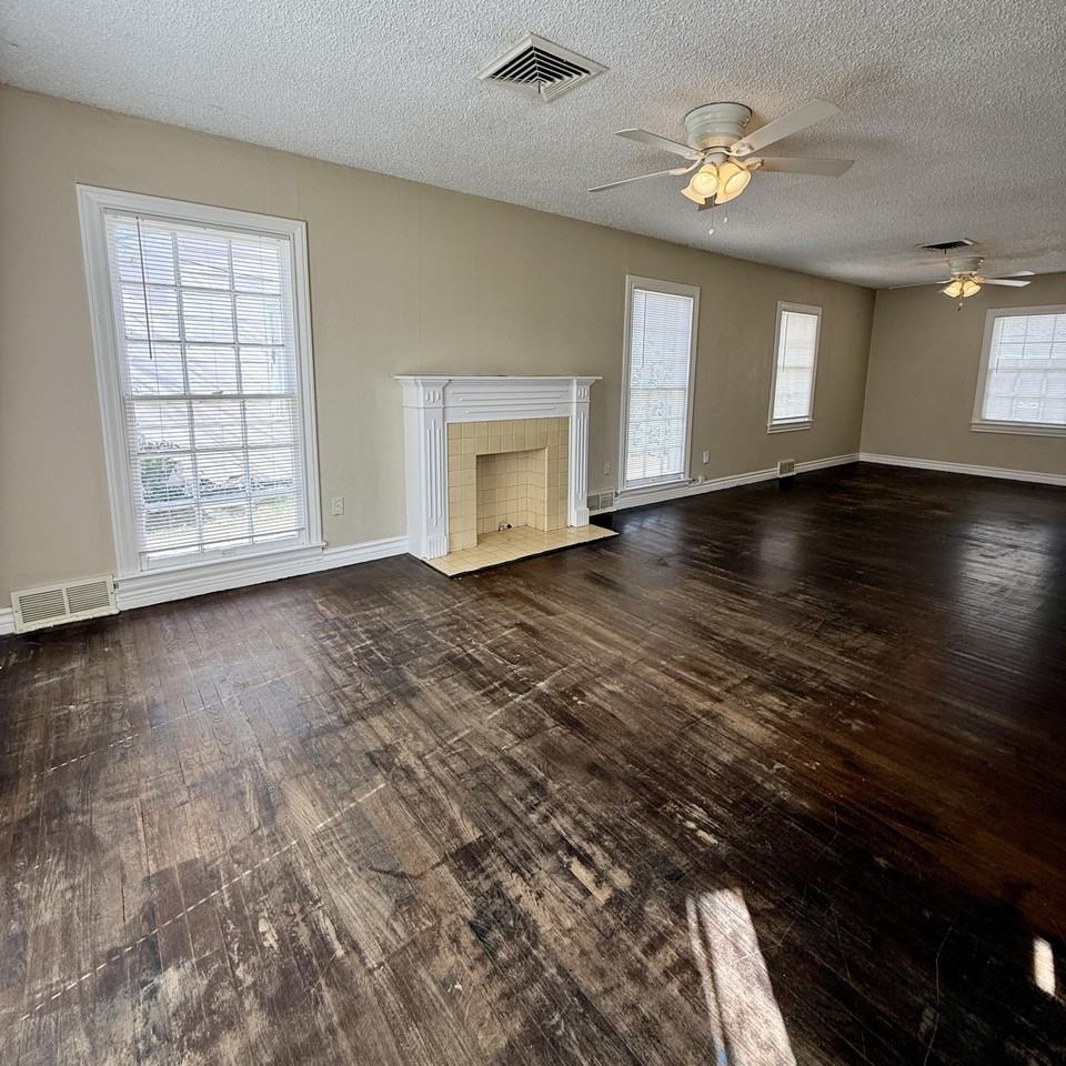 2422 30th St - Photo 3 of 17