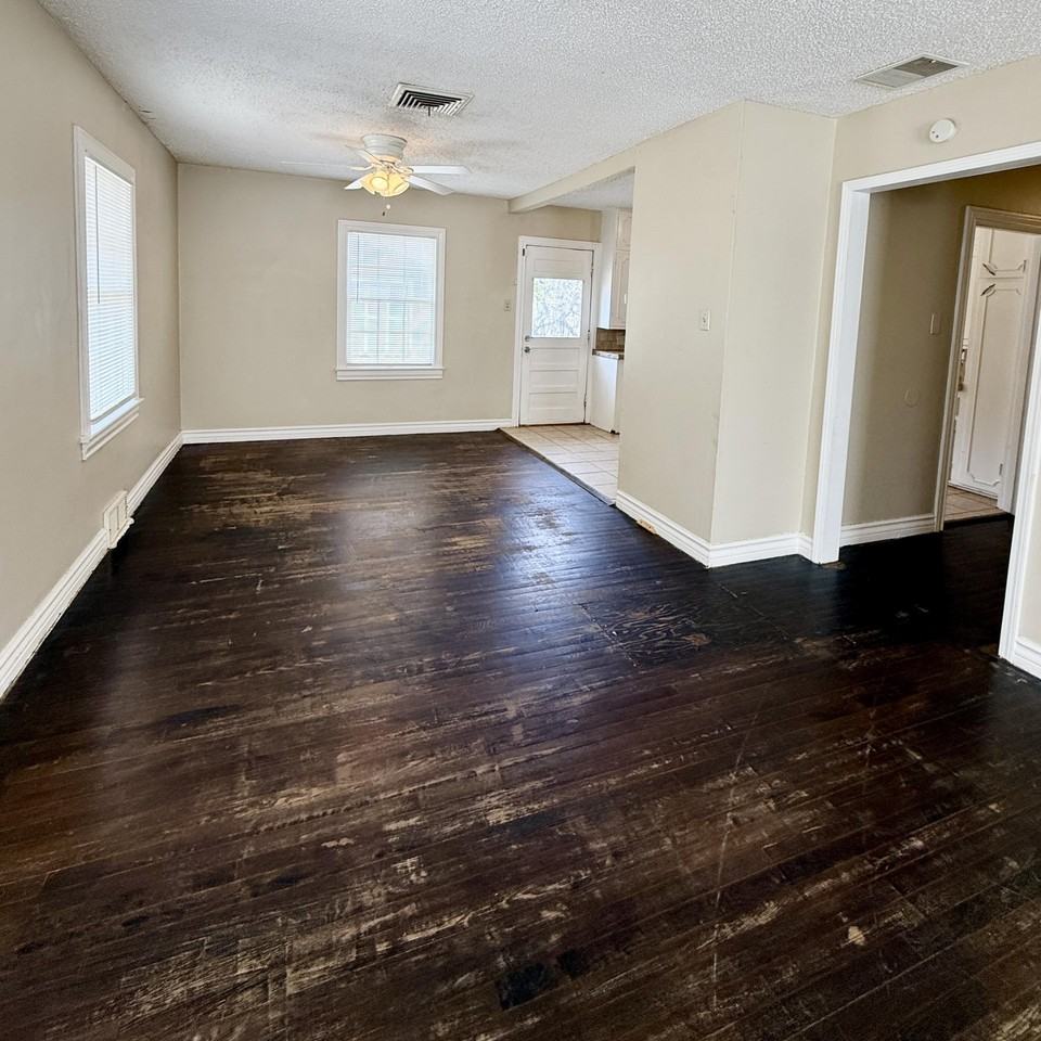 2422 30th St - Photo 5 of 17