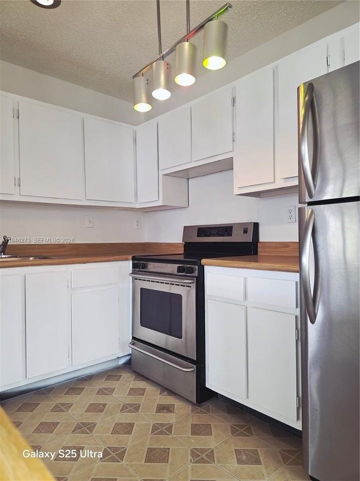 20130 Ne 3rd Ct #6 - Photo 7 of 26