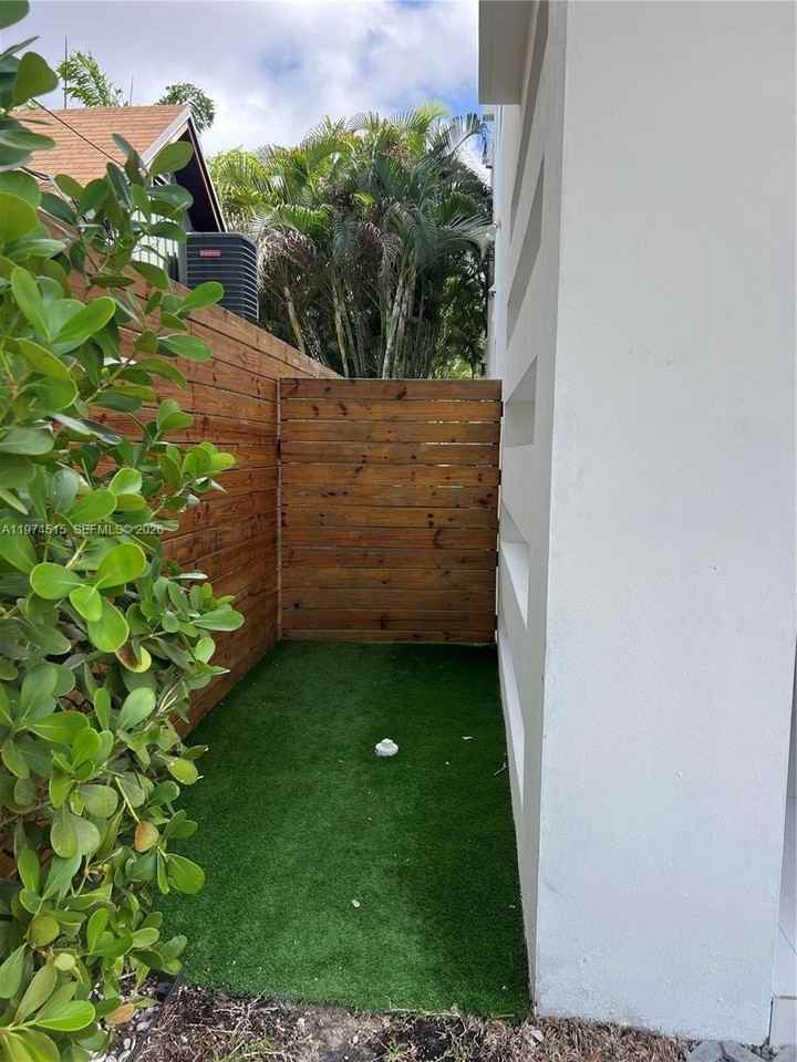 2321 Sw 16th Ct #LEFT - Photo 3 of 38