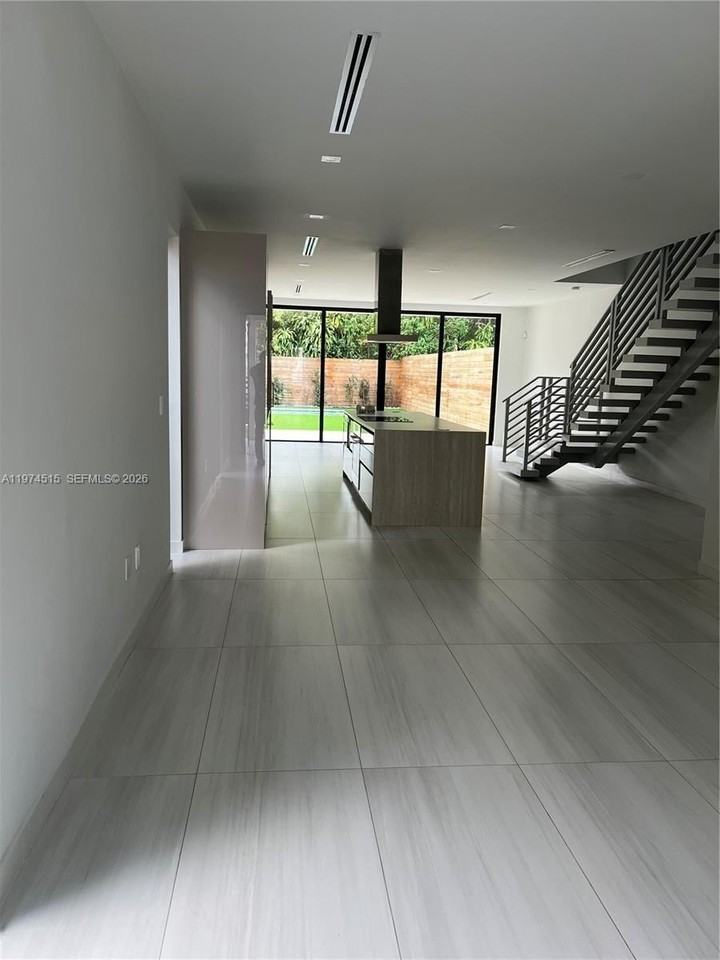 2321 Sw 16th Ct #LEFT - Photo 5 of 38