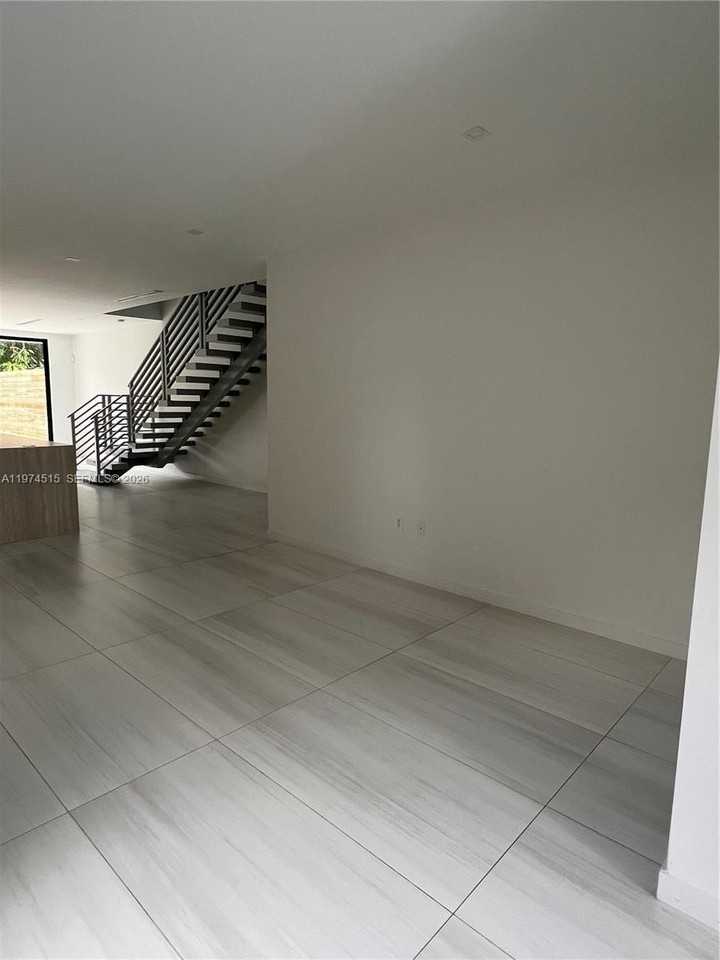 2321 Sw 16th Ct #LEFT - Photo 6 of 38