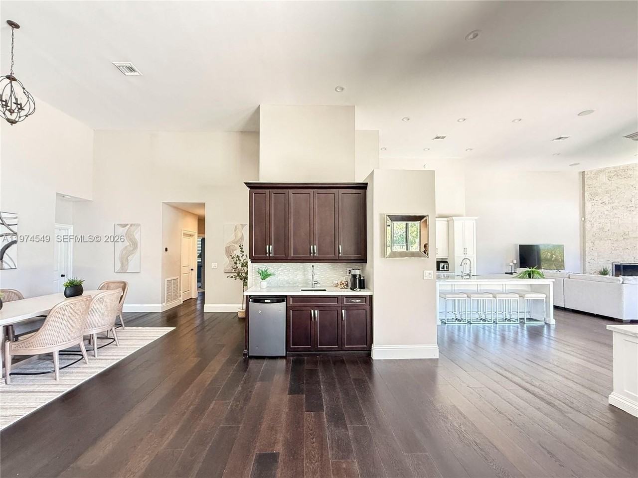 400 Alexandra Cir #0 - Photo 3 of 50