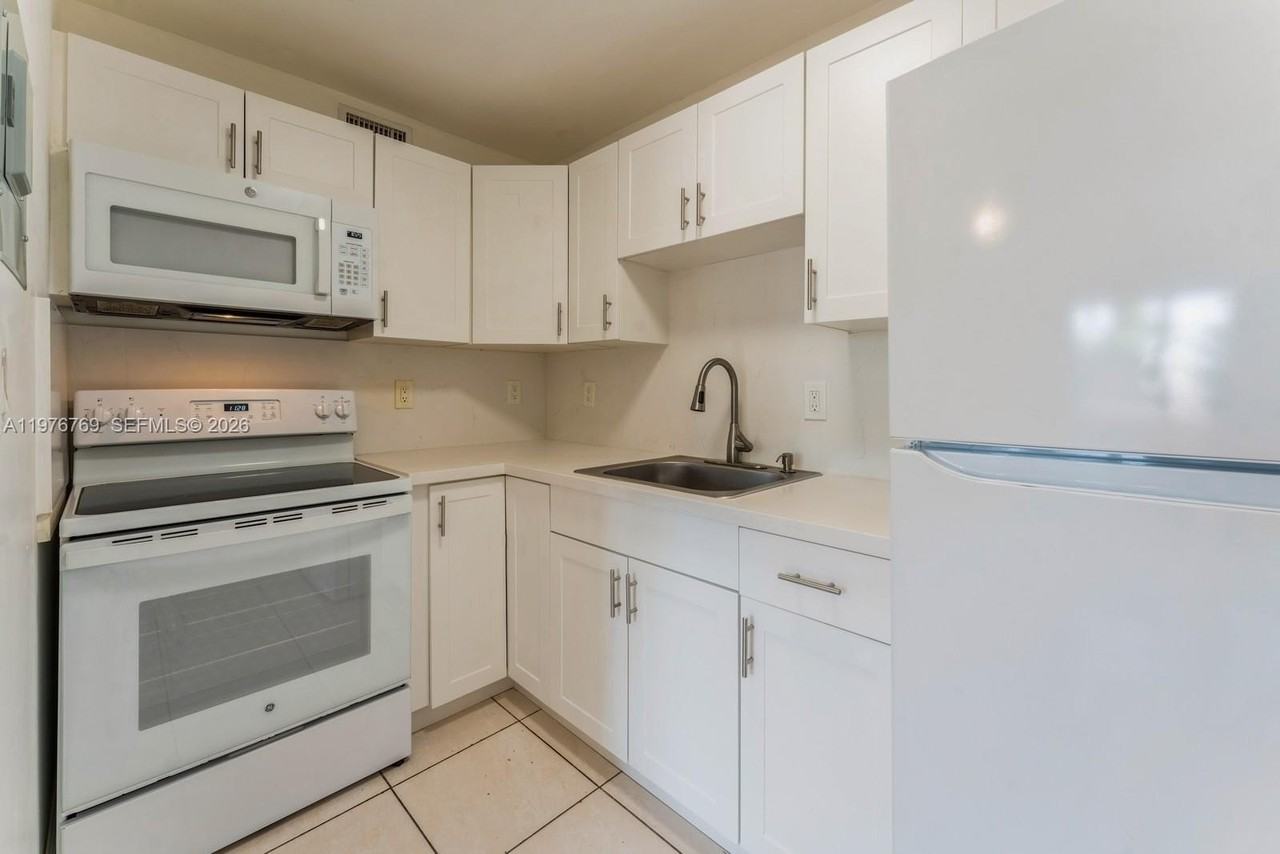 11005 Sw 1st St #203 - Photo 5 of 12