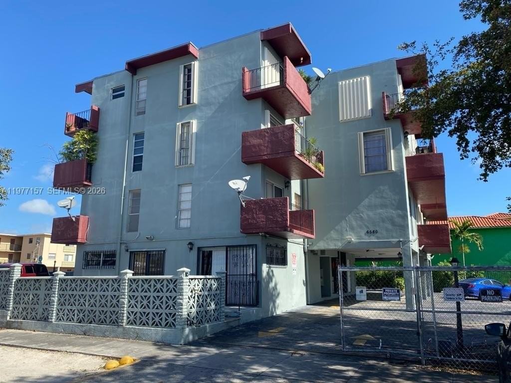 6580 W Flagler St #304 - Photo 2 of 32