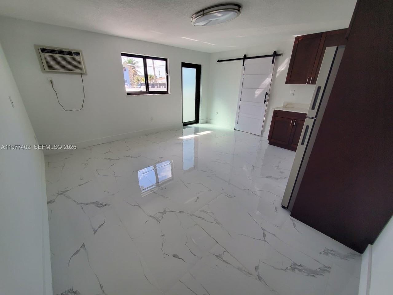 920 Se 8th St #1 - Photo 3 of 14