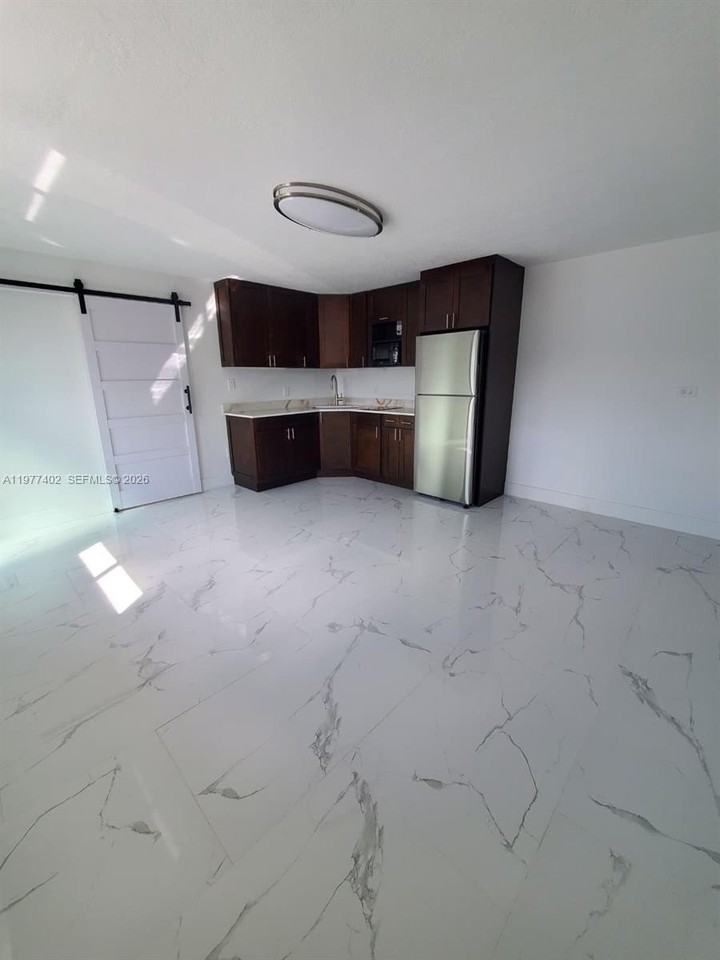 920 Se 8th St #1 - Photo 4 of 14