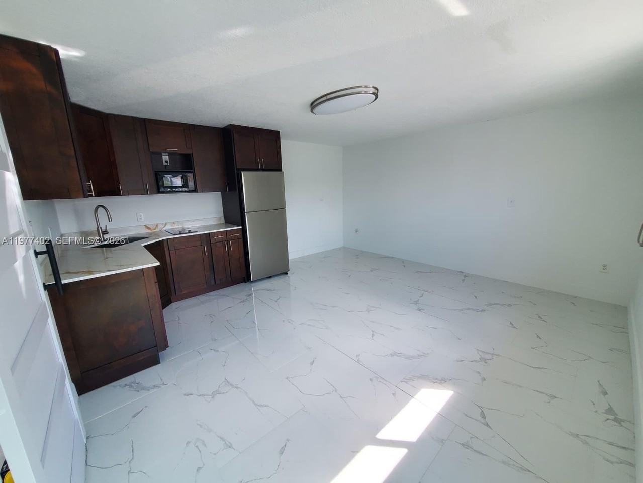 920 Se 8th St #1 - Photo 6 of 14