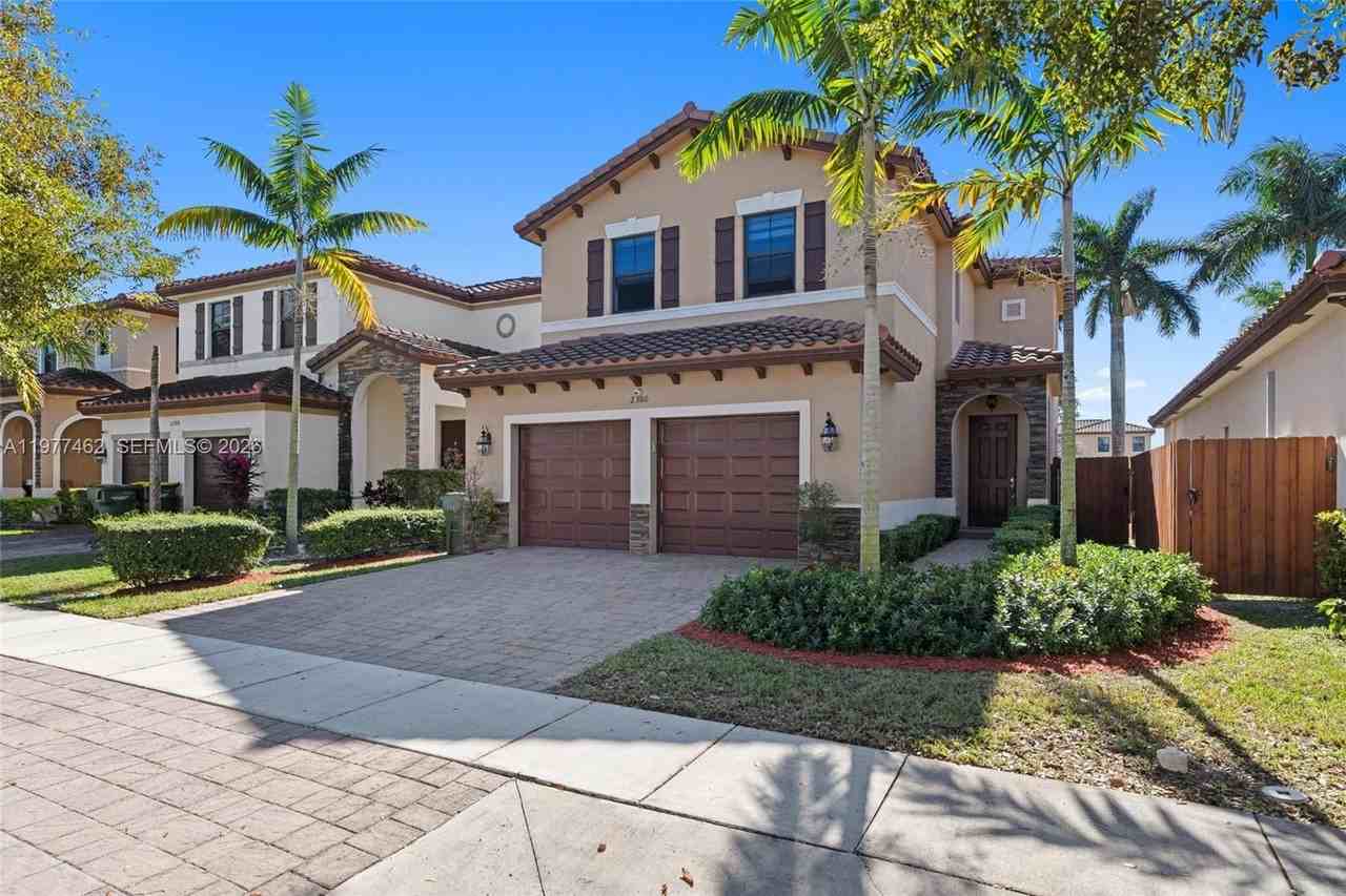 2380 Ne 1st St - Photo 2 of 49