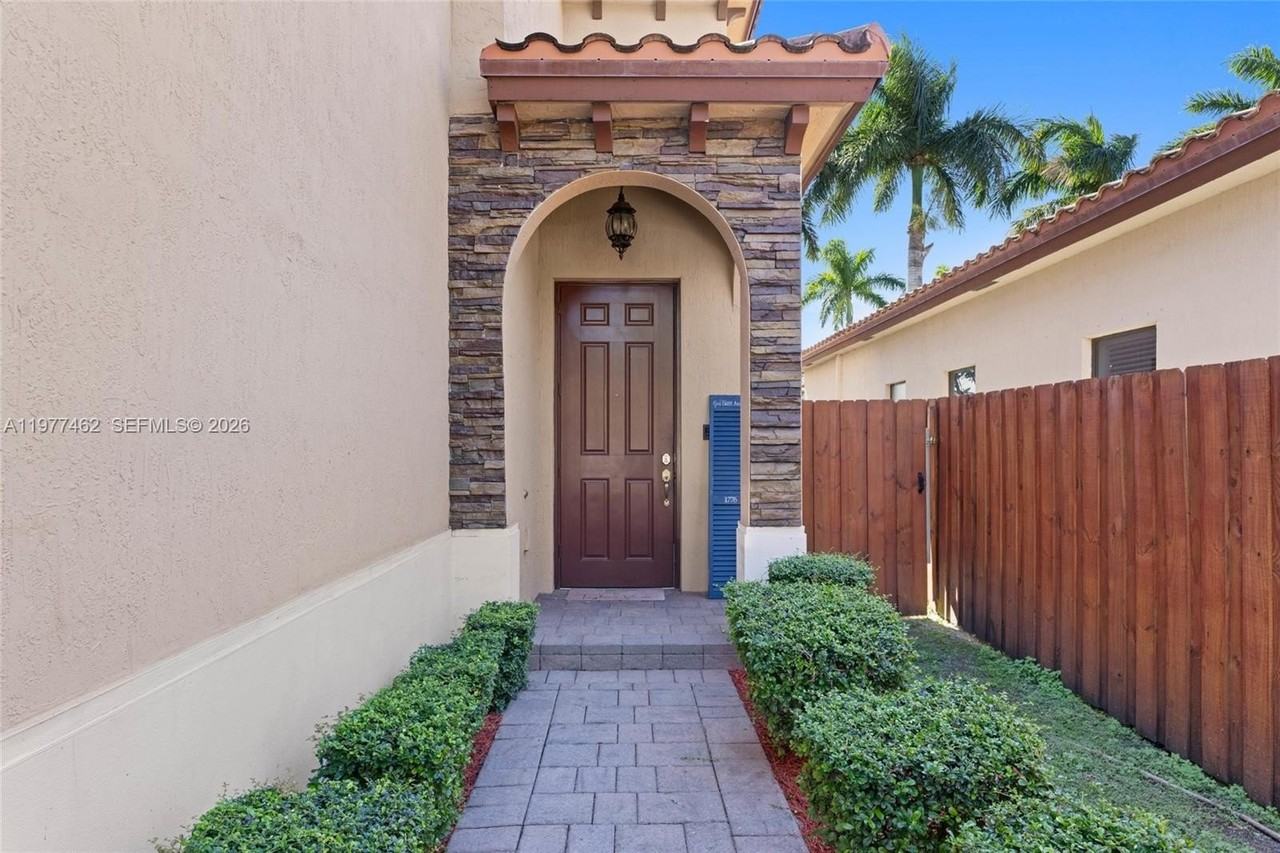 2380 Ne 1st St - Photo 3 of 49