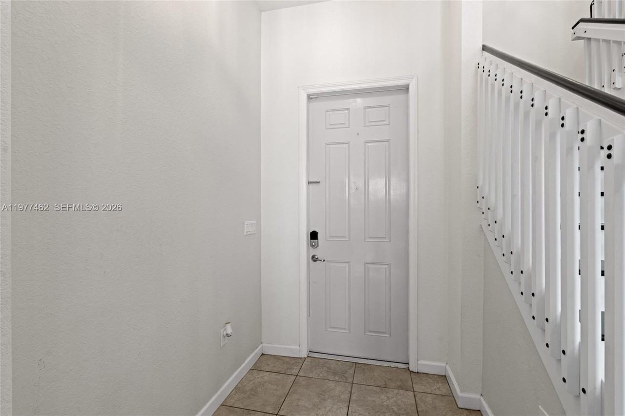 2380 Ne 1st St - Photo 4 of 49