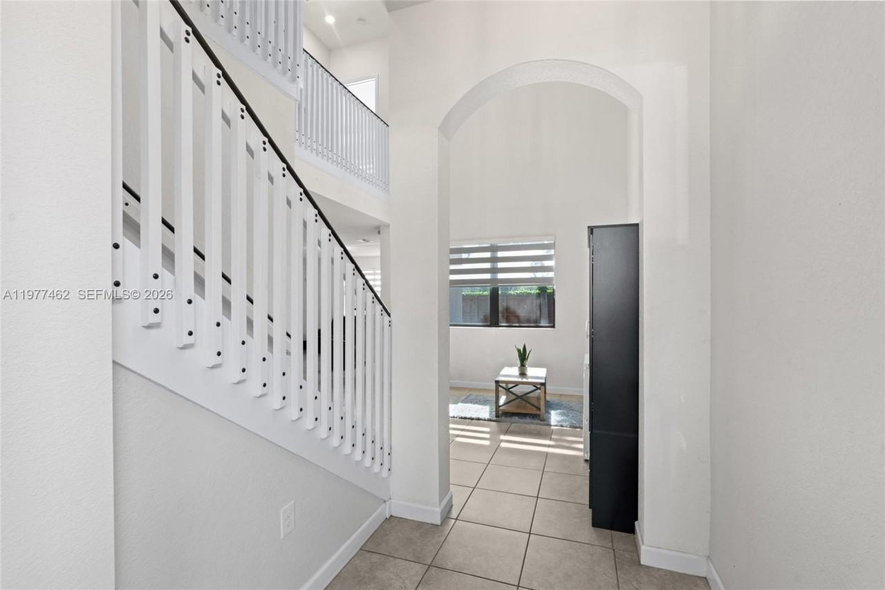 2380 Ne 1st St - Photo 5 of 49