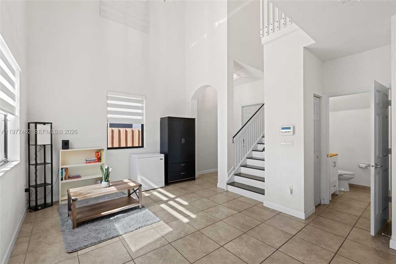 2380 Ne 1st St - Photo 7 of 49