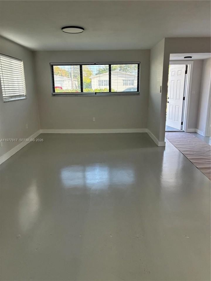 490 Ne 170th St - Photo 3 of 11