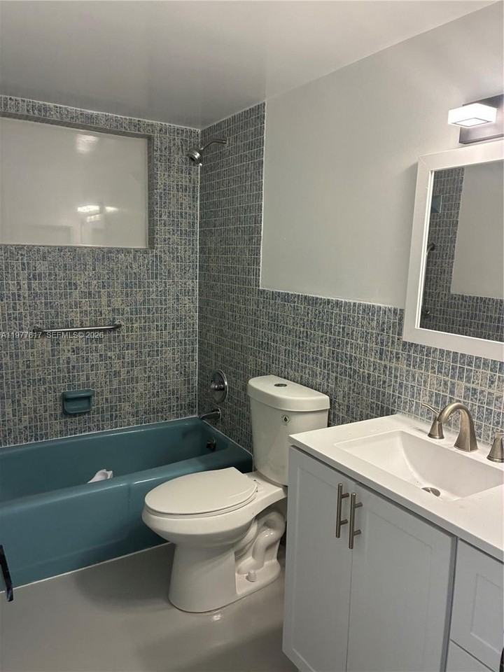 490 Ne 170th St - Photo 5 of 11