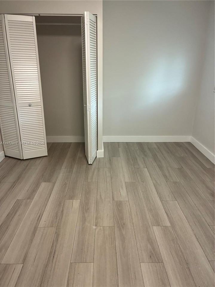 490 Ne 170th St - Photo 6 of 11