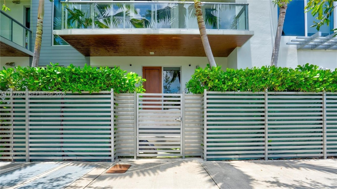 545 Sw 11th St #105 - Photo 2 of 43