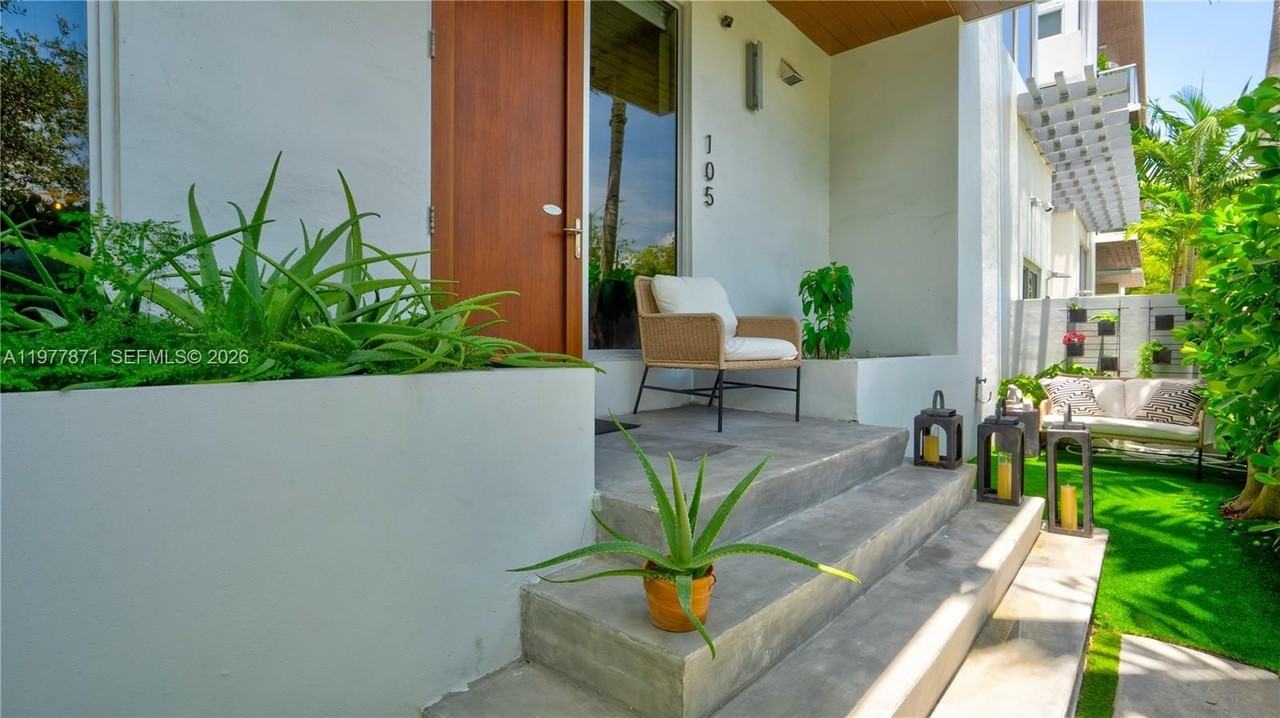 545 Sw 11th St #105 - Photo 3 of 43