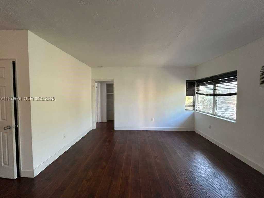 8321 Crespi Blvd #7 - Photo 3 of 9