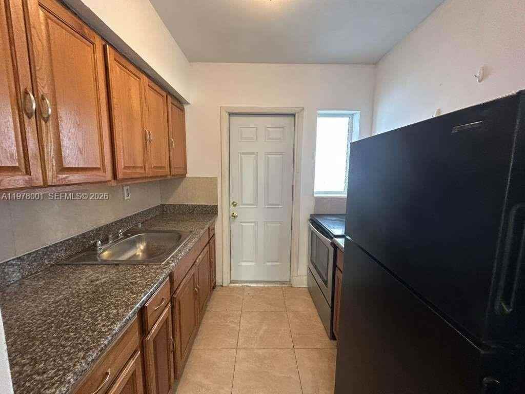 8321 Crespi Blvd #7 - Photo 5 of 9