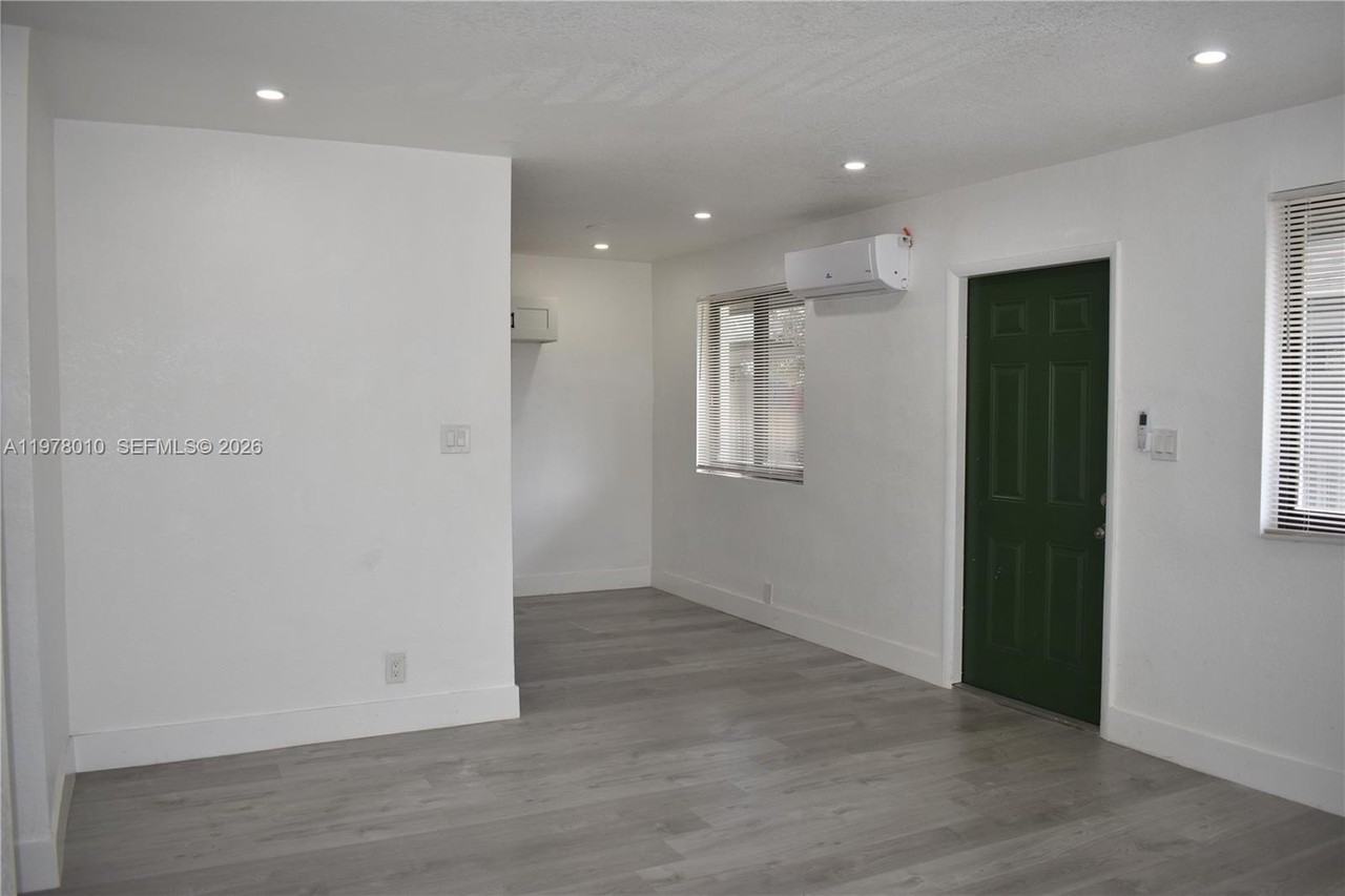 900 Nw 8th Ave #3 - Photo 3 of 20