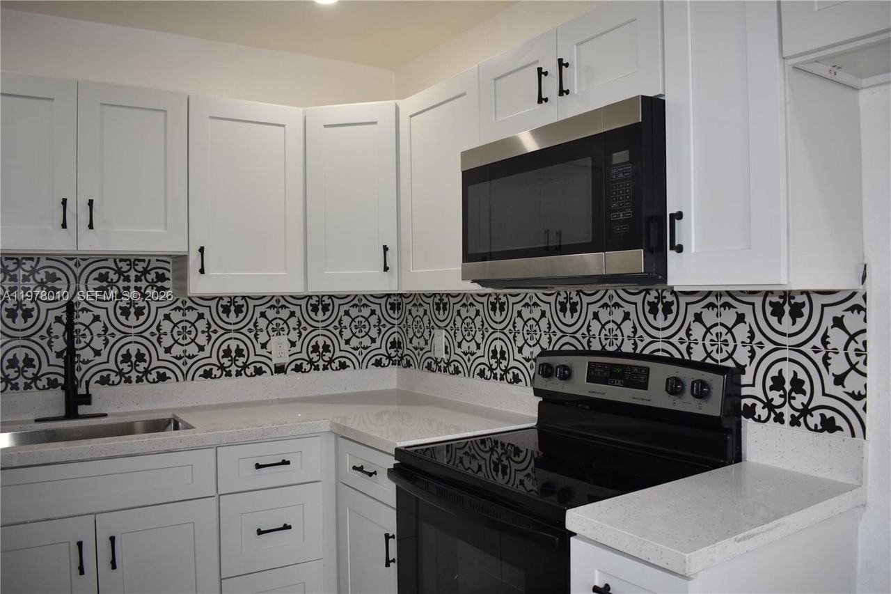 900 Nw 8th Ave #3 - Photo 4 of 20