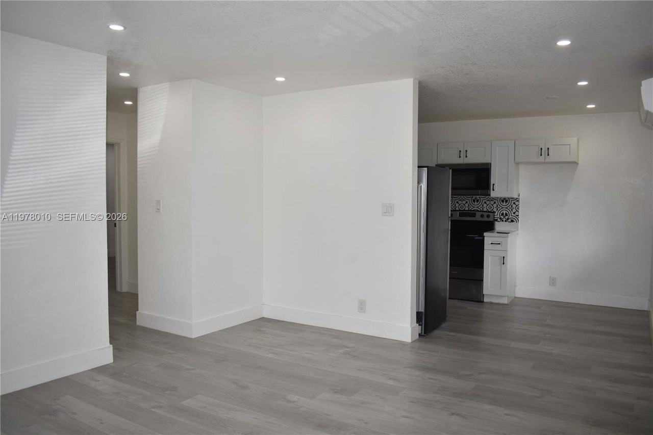 900 Nw 8th Ave #3 - Photo 5 of 20