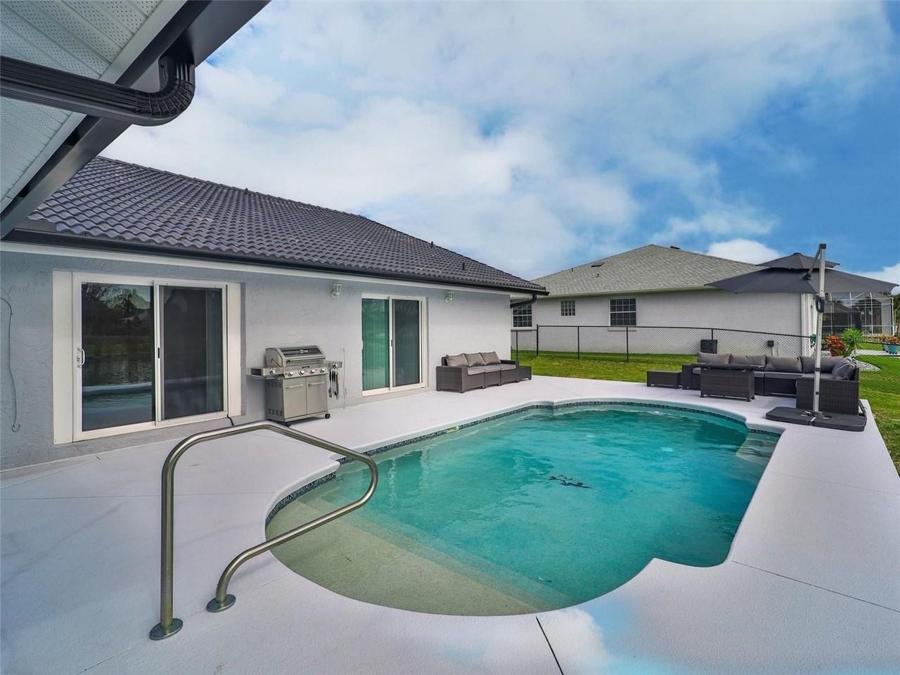 2 Cedar Ct - Photo 3 of 33