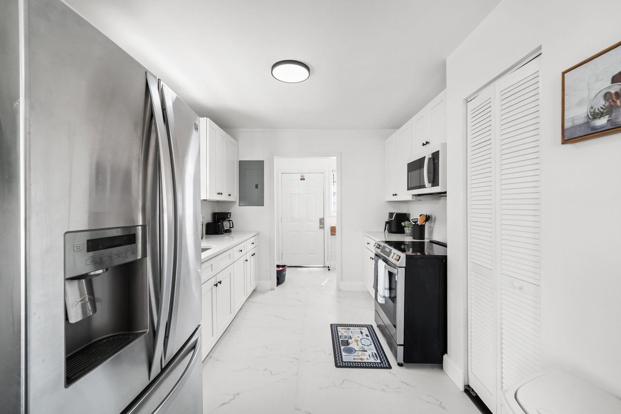 W 9th St - Photo 5 of 28