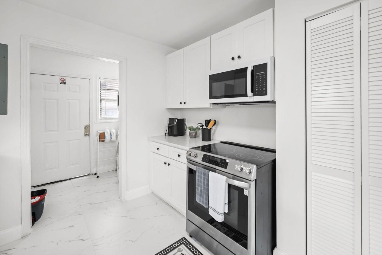 W 9th St - Photo 6 of 28