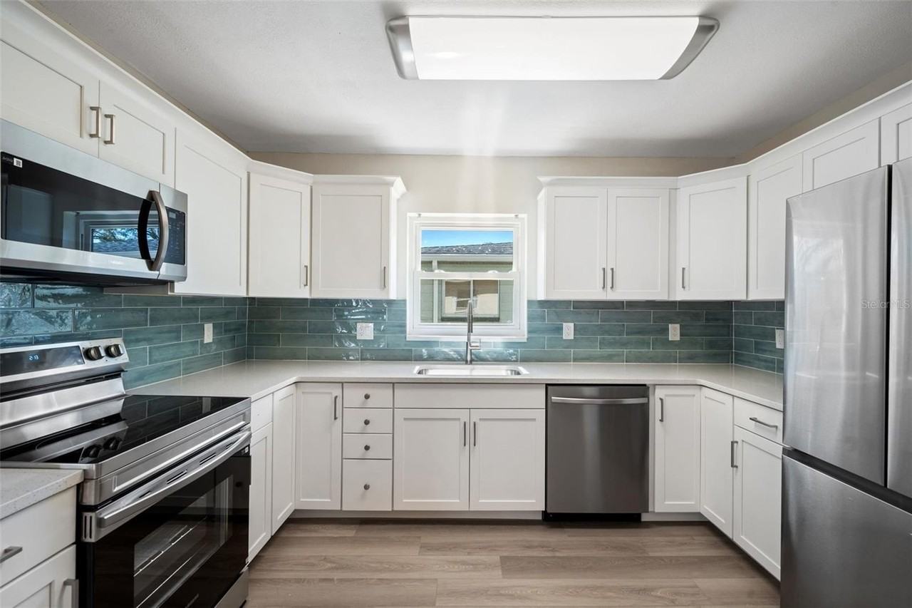 662 Villagrande Ave S - Photo 3 of 36