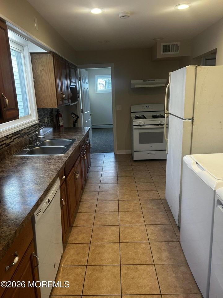 261 Seeley Ave - Photo 4 of 8