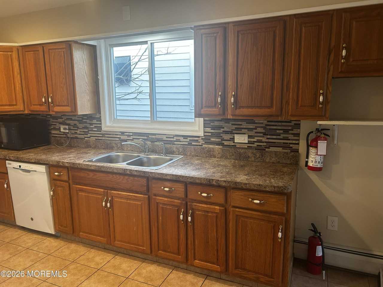 261 Seeley Ave - Photo 5 of 8