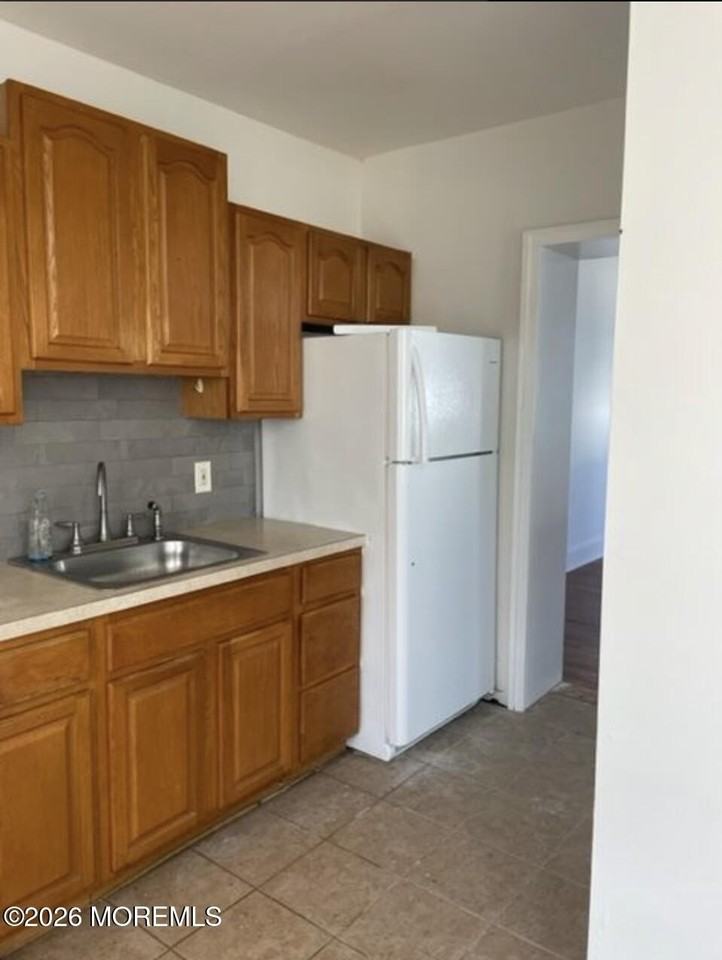 24 Bay Ave Apt 4 - Photo 4 of 7