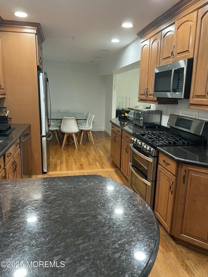 1703 Melville St - Photo 4 of 7