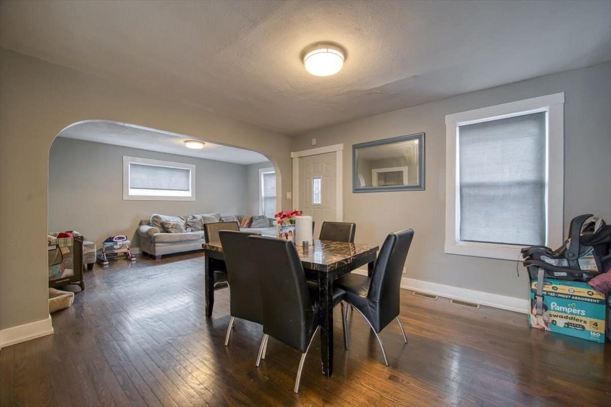 702 Jackson St - Photo 4 of 19