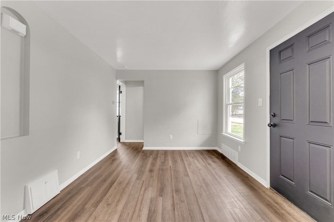 441 E 250th St - Photo 4 of 24