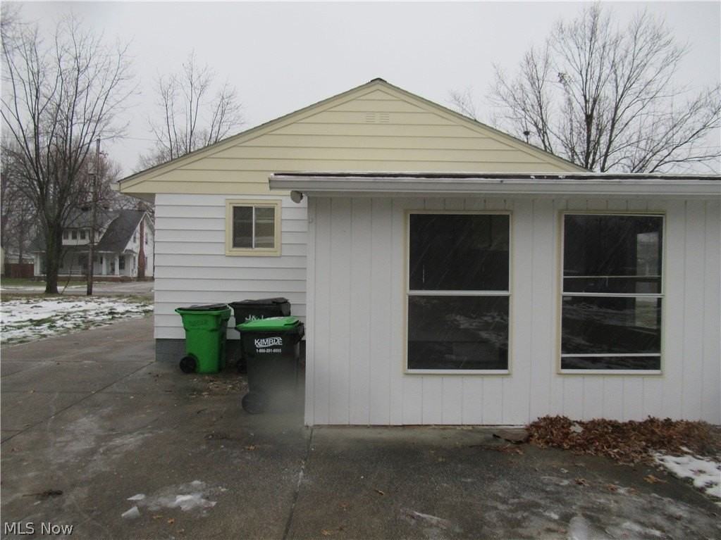 1811 E 298th St - Photo 4 of 30