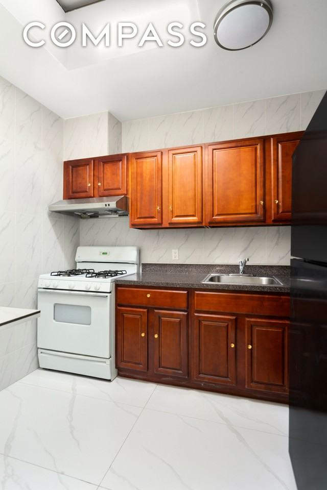 1172 Gates Ave #2 - Photo 3 of 5