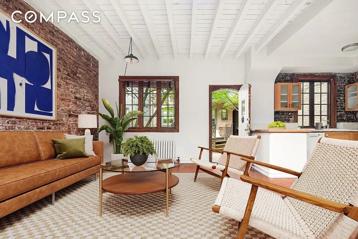 61 Perry St - Photo 3 of 11