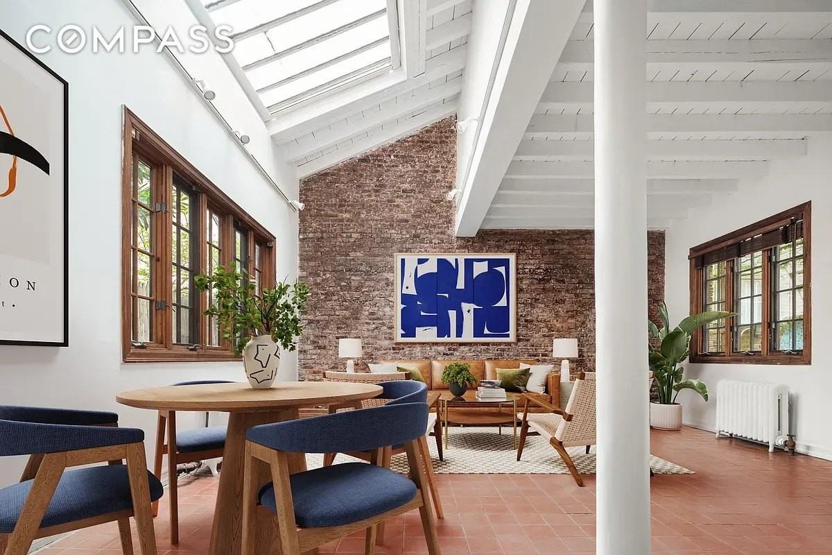 61 Perry St - Photo 4 of 11