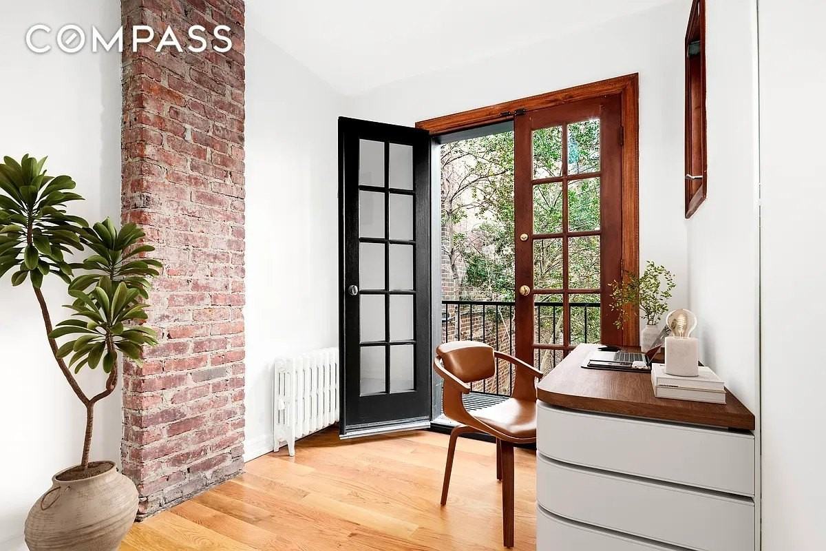 61 Perry St - Photo 6 of 11