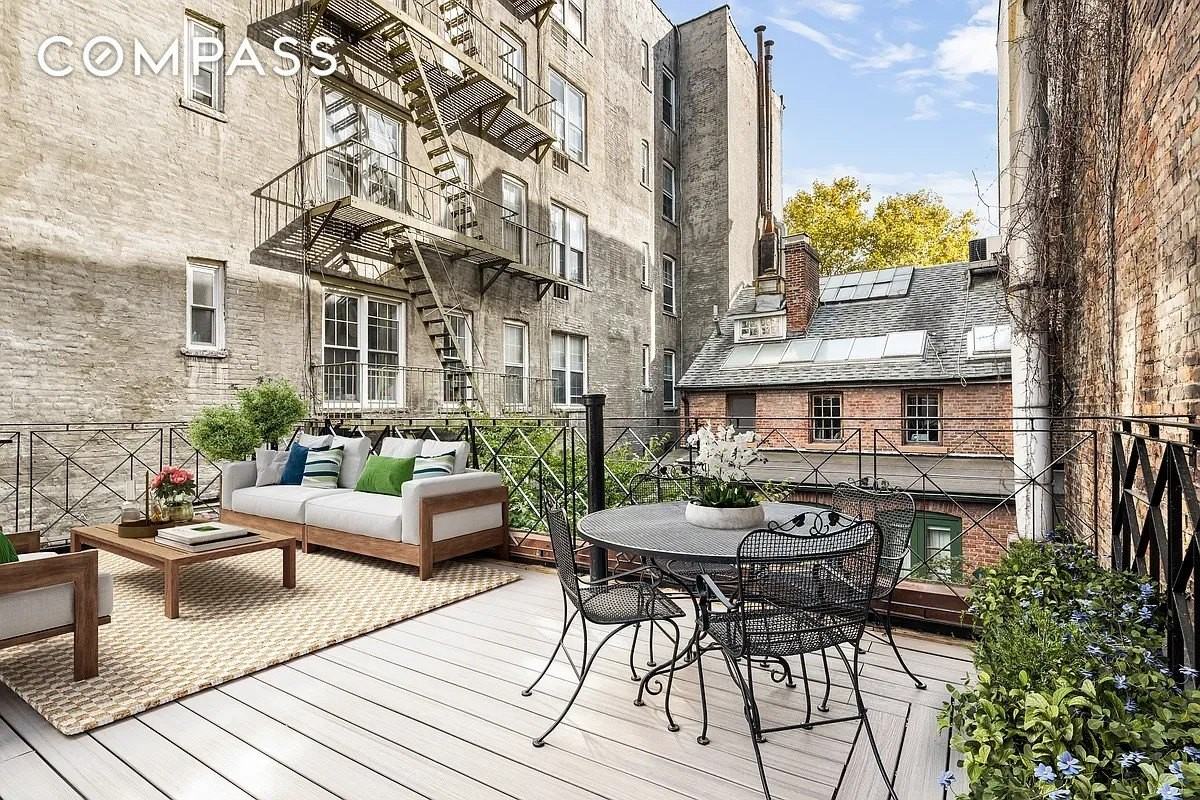 61 Perry St - Photo 7 of 11