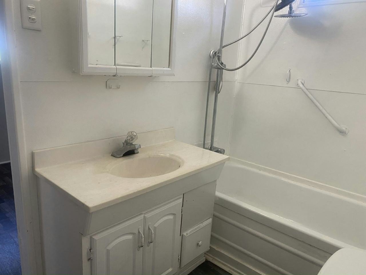 4 Circle Dr #4 - Photo 6 of 8