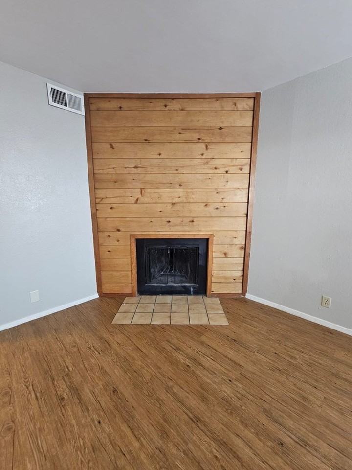 402 B SE 6th St unit: B - Photo 2 of 17