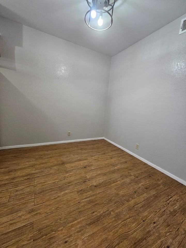 402 B SE 6th St unit: B - Photo 4 of 17